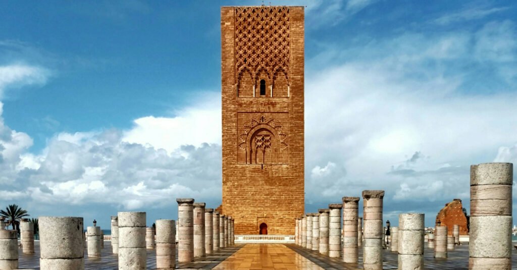 Découvrez la Tour Hassan à Rabat, un monument islamique emblématique, témoin de l'histoire du Maroc.